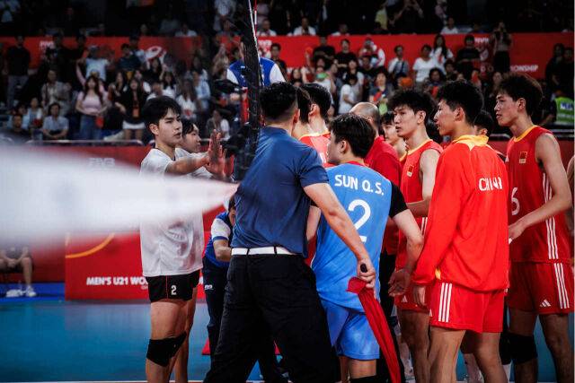 일본과 중국 U21 남자배구 대표팀이 세계선수권 16강전이 끝난 뒤 설전을 벌였다./FIVB