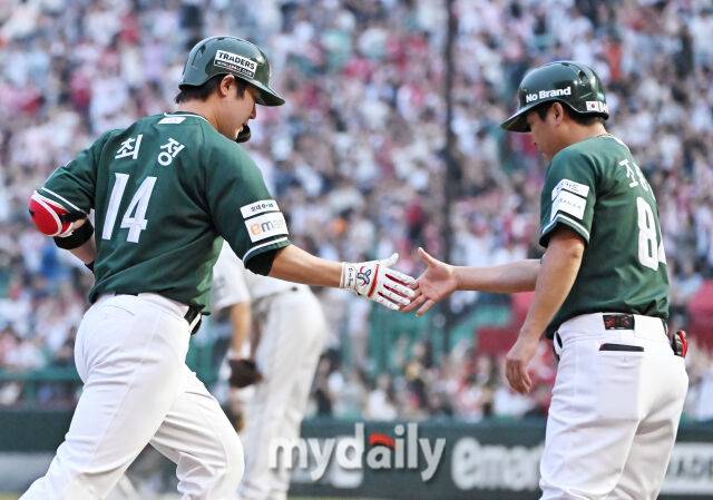 27일 오후 인천광역시 문학동 SSG랜더스필드에서 진행된 '2025 프로야구 KBO리그' SSG랜더스와 한화이글스의 경기.SSG 최정이 3회말 2사 1,2루서 3점 홈런을 터뜨린 뒤 조동화 3루 코치와 환호하고 있다./마이데일리