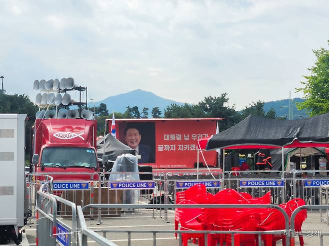 28일 경기도 의왕시 서울구치소 앞 주차장 부지에 신자유연대 등 구속반대 집회 측 시설물이 설치돼 있다. 이용경 기자