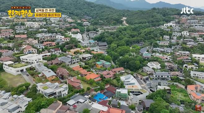 JTBC 예능 ‘한끼합쇼’에 배우 유해진이 거주하는 동네로 소개된 성북구 성북동 부촌. [‘한끼합쇼’ 방송화면 갈무리]