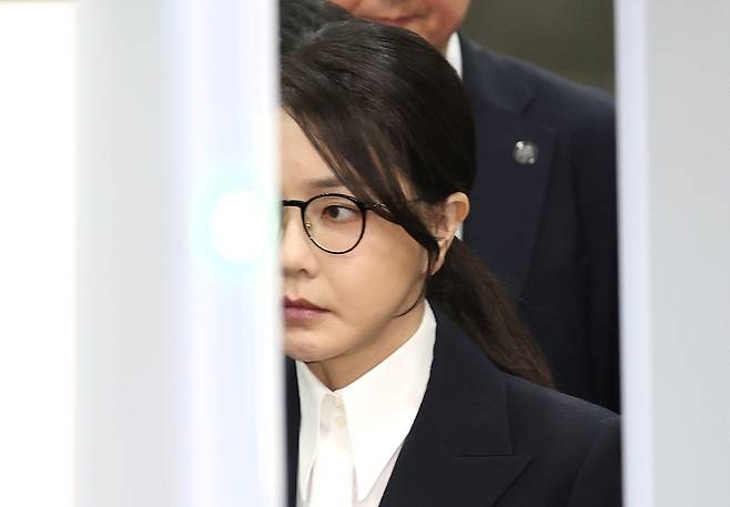 윤석열 전 대통령 부인 김건희 여사가 12일 서울 서초구 서울중앙지법에서 열린 구속 전 피의자 심문을 마치고 법정을 나서고 있다. [연합]