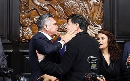 멕시코 야당 상원의원 알레한드로 알리토 모레노(왼쪽)가 여당 상원의장 헤라르도 페르난데스 노로냐와 몸싸움하는 모습. [AFP]