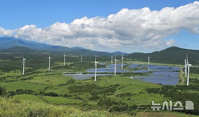 [제주=뉴시스] 임재영 기자 = 제주 서귀포시 표선면 가시리 목장에 조성한 태양광 패널과 풍력발전시설. (사진=뉴시스 DB) ijy788@newsis.com