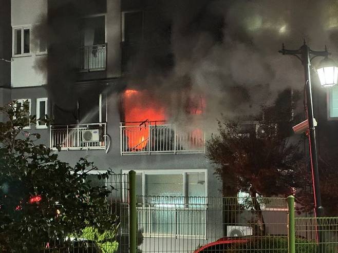 [거제=뉴시스] 화재가 발생한 아파트 현장 모습. 해당 사진은 기사 내용과 관련이 없습니다. (사진=뉴시스DB).photo@newsis.com *재판매 및 DB 금지