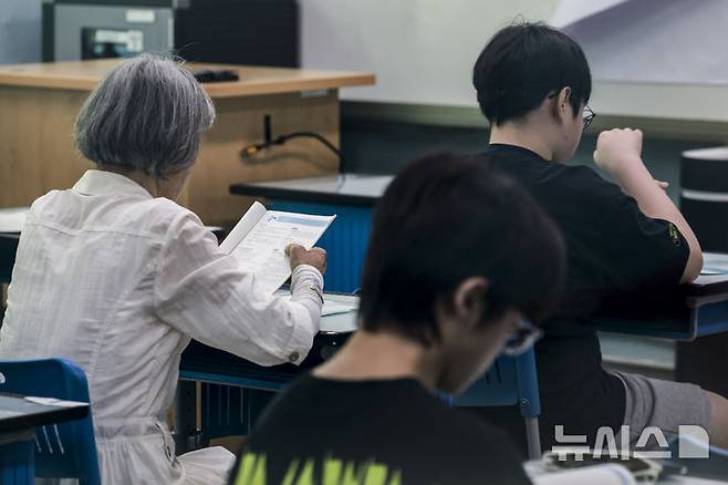 [서울=뉴시스] 정병혁 기자 = 12일 서울 용산구 선린중학교에서 열린 2025년도 제2회 초등학교 졸업학력 검정고시에 참석한 수험생들이 고사장으로 들어가고 있다. 2025.08.12. jhope@newsis.com