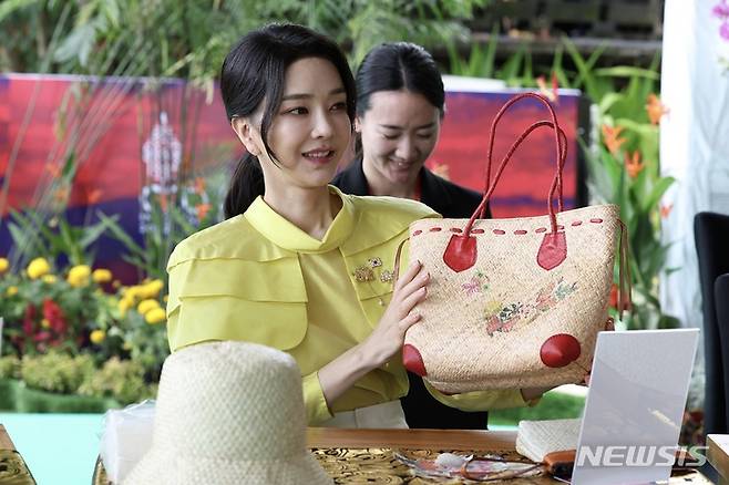 [발리=뉴시스] 홍효식 기자 = 윤석열 전 대통령 부인 김건희 여사가 15일(현지시간) 발리 한 호텔에서 열린 G20 정상회의 배우자 프로그램에 참석하고 있다. (사진=대통령실 제공) 2022.11.15. photo@newsis.com