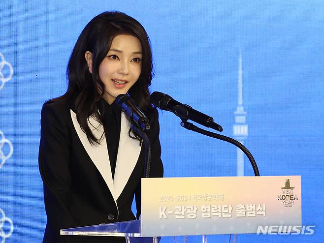 [서울=뉴시스] 홍효식 기자 = 윤석열 전 대통령 부인 김건희 여사가 23일 서울 중구 한국관광공사 홍보관 '하이커 그라운드'에서 열린 K-관광 협력단 출범식에서 격려사하고 있다. (대통령실통신사진기자단) 2023.05.23. yesphoto@newsis.com