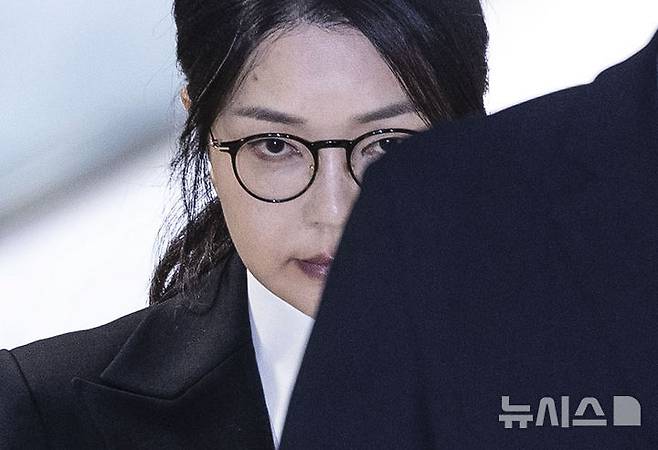 [서울=뉴시스] 김근수 기자 = 도이치모터스 주가조작 연루 의혹 등을 받는 김건희 여사가 6일 서울 종로구 김건희 특검팀(특별검사 민중기) 사무실에서 피의자 신분으로 조사를 마친 뒤 밖으로 나서고 있다. 2025.08.06. ks@newsis.com