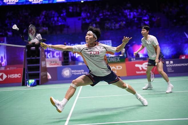 [파리=AP/뉴시스] 김원호(왼쪽)와 서승재가 27일(현지 시간) 프랑스 파리 아디다스 아레나에서 열린 2025 세계배드민턴연맹(BWF) 세계선수권대회 남자 복식 16강전에서 바가스 마울라나-레오 롤리 카르난도 조(인도네시아)와 경기하고 있다. 김원호-서승재가 2-1(17-21 21-9 21-4) 역전승을 거두고 8강에 올랐다. 2025.08.29.
