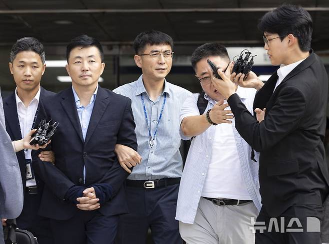 [서울=뉴시스] 김근수 기자 = 김건희 여사의 집사로 지목된 김예성씨가 15일 서울 서초구 서울중앙지법에 구속 전 피의자심문(영장실질심사)를 마치고 법원 청사를 나서고 있다. 2025.08.15. ks@newsis.com