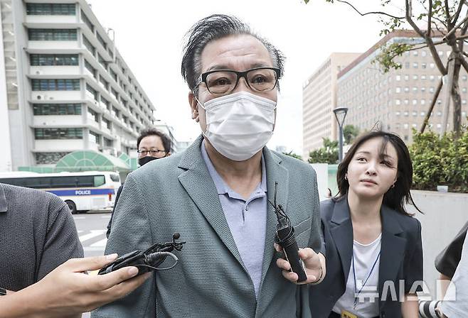 [서울=뉴시스] 정병혁 기자 =건진법사 전성배씨가 21일 서울 종로구 KT광화문빌딩 웨스트에 마련된 김건희 특검 사무실에 출석하고 있다. 건진법사 전성배씨가 21일 예정된 구속 전 피의자 심문(영장실질심사)에 출석하지 않겠다고 밝혔다. 2025.08.21. jhope@newsis.com