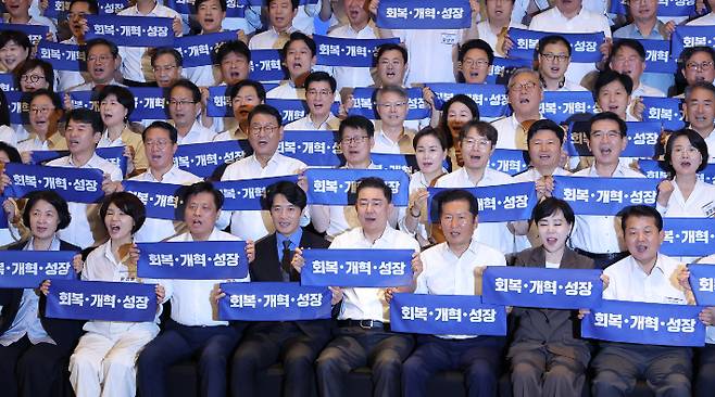 28일 인천시 중구 파라다이스시티 컨벤션에서 열린 더불어민주당 의원단 워크숍에서 정청래 대표와 김병기 원내대표를 비롯한 의원들이 기념 촬영하고 있다. 연합뉴스