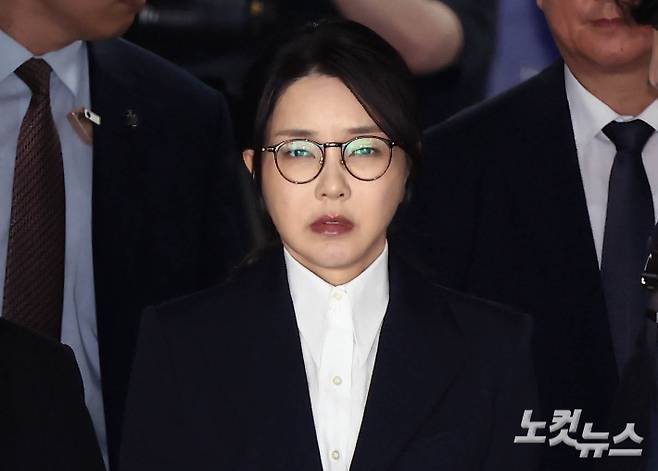 윤석열 전 대통령 부인 김건희 씨가 12일 오전 서울 서초구 서울중앙지법에서 구속 전 피의자 심문(영장실질심사)를 마치고 호송차량으로 이동하고 있다. 사진공동취재단