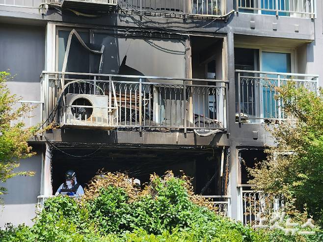 지난달 13일 부산 북구의 한 아파트에서 불이 나 80대 어머니와 50대 아들 모자가 숨졌다. 정혜린 기자