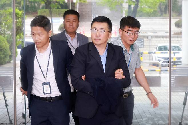 윤석열 전 대통령 배우자 김건희 여사의 '집사'로 지목된 김예성씨가 지난 15일 서울 서초구 서울중앙지법에서 열린 구속 전 피의자 심문(영장실질심사)에 출석하고 있다. 연합뉴스