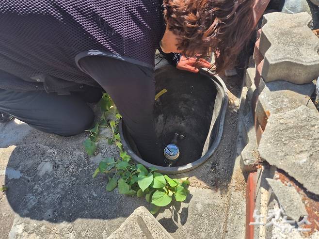 가릉시가 지난 20일부터 수도 계량기의 50%를 잠금하는 제한급수를 시행한 가운데 수도 검침원이 계량기 밸브를 조절하고 있는 모습. 전영래 기자