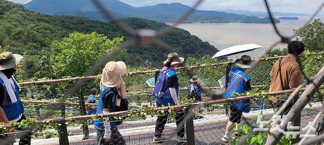 29일 우리강 도보 생명순례단이 임진강과 한강이 만나 흐르는 조강을 옆에 두고, 김포시 애기봉 전망대로 향하는 길을 걷고 있다. 박창주 기자