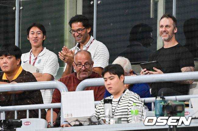 [OSEN=고척, 박준형 기자] 28일 오후 서울 고척스카이돔에서 ‘2025 신한 SOL BANK KBO리그’ 키움 히어로즈와 한화 이글스의 경기가 진행됐다.이날 키움은 하영민을, 한화는 폰세를 선발투수로 내세웠다.7회말 한화 정우주의 세타자 연속 3구 삼진에 MLB 스카우트들이 박수를 치며 미소 짓고 있다.  2025.08.28 / soul1014@osen.co.kr