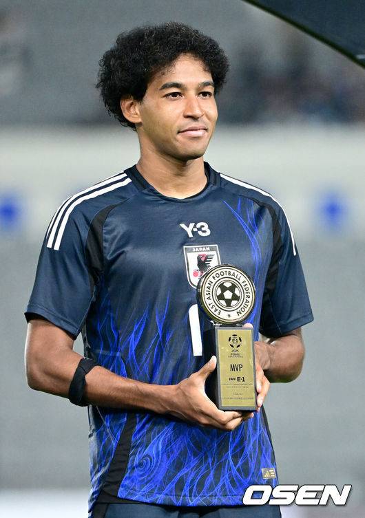 [OSEN=용인, 최규한 기자] 한국축구가 일본에 사상 첫 3연패를 당했다.&nbsp;홍명보 감독이 이끄는 남자축구대표팀은 15일 오후 용인 미르스타디움에서 열린 2025 동아시아축구연맹(EAFF) E-1 챔피언십(동아시안컵) 3차전에서 숙적 일본에게 0-1로 패해 우승컵 탈환에 실패했다.&nbsp;MVP를 거머쥔 일본 저메인 료가 기념촬영을 하고 있다. 2025.07.15 / dreamer@osen.co.kr