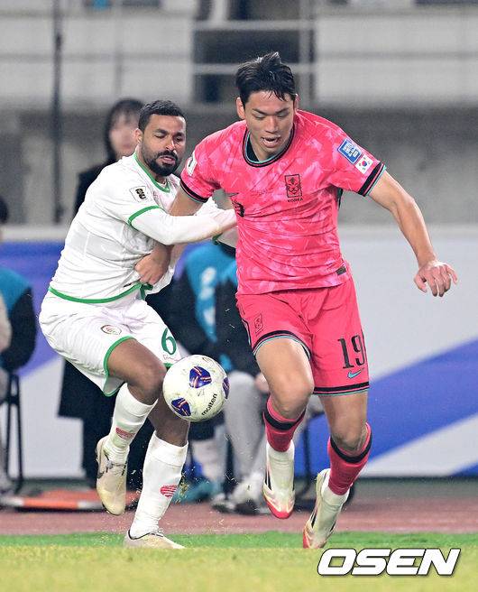 [OSEN=고양, 최규한 기자] 대한민국 남자축구대표팀이 20일 고양종합운동장에서 ‘2026 국제축구연맹(FIFA) 북중미 월드컵’ 아시아지역 3차 예선 B조 7차전 오만과 맞대결을 펼쳤다.B조에 속해 있는&nbsp;한국은 4승 2무, 승점 14로 조 선두를 달리고 있다. 2위는 이라크(승점 11), 3위는 요르단(승점 9)이다.&nbsp;한국이 이번 2연전에서 2승을 거두면 북중미 월드컵 본선진출을 조기에 확정한다.&nbsp;후반 한국 오세훈이 돌파를 펼치고 있다. 2025.03.20 / dreamer@osen.co.kr