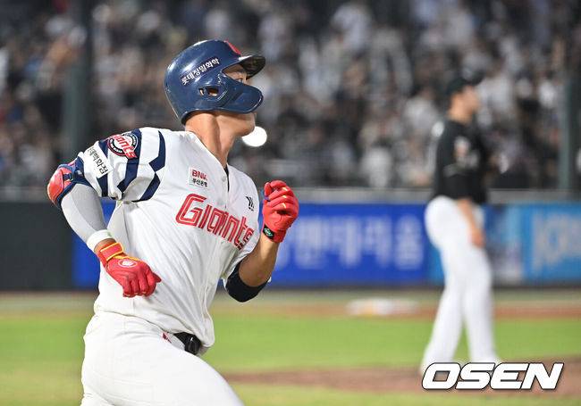 [OSEN=부산, 이석우 기자] 28일 부산 사직야구장에서 2025 신한 SOL 뱅크 KBO 리그 롯데 자이언츠와 KT 위즈의 경기가 열렸다. 홈팀 롯데는 감보아가, 방문팀 KT는 헤이수스가 선발 출전했다.롯데 자이언츠 노진혁이 9회말 2사 우중간 3루타를 치고 진루하고 있다. 2025.08.28 / foto0307@osen.co.kr