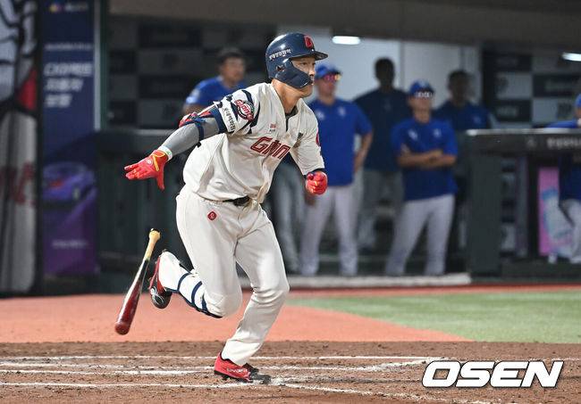 [OSEN=부산, 이석우 기자] 17일 부산 사직야구장에서 2025 신한 SOL 뱅크 KBO 리그 롯데 자이언츠와 삼성 라이온즈의 경기가 열렸다. 홈팀 롯데는 감보아가, 방문팀 삼성은 이승현이 선발 출전했다.롯데 자이언츠 노진혁이 7회말 2사 만루 우익수 앞 2타점 안타를 치고 있다. 2025.08.17 / foto0307@osen.co.kr