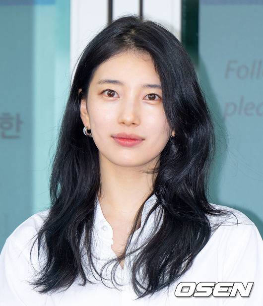 [OSEN=인천공항, 김성락 기자] 4일 오전 배우 수지가 해외일정 참석 차 인천국제공항을 통해 프랑스 파리로 출국했다. 수지는 배우 김우빈과 함께 넷플릭스 오리지널 드라마 ‘다 이루어질지니’에 출연, 공개를 앞두고 있다. 또한 차기작으로 디즈니+ 오리지널 드라마 ‘현혹’에 출연, 김선호와 함께 호흡을 맞춘다고 알려져 최근 화제를 모았다.배우 수지가 포즈를 취하고 있다. 2025.07.04 / ksl0919@osen.co.kr