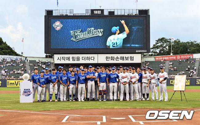 [OSEN=잠실, 조은정 기자]28일 오후 서울 잠실구장에서 ‘2025 신한 SOL Bank KBO리그’ 두산 베어스와 삼성 라이온즈의 경기에 앞서 삼성 투수 오승환의 은퇴투어 기념 행사가 열렸다.오승환은 지난 6일 은퇴를 선언했다. 21년 프로생활의 마침표를 찍는 오승환의 유니폼 배번&nbsp;21은 22(이만수) 10(양준혁) 36(이승엽)에 이어 구단 사상 4번째 영구결번으로 지정될 예정이다.삼성 오승환이 양팀 선수단과 기념촬영을 하고 있다. 2025.08.28 /cej@osen.co.kr