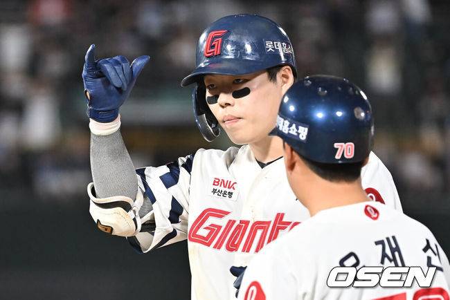 [OSEN=부산, 이석우 기자] 26일 부산 사직야구장에서 2025 신한 SOL 뱅크 KBO 리그 롯데 자이언츠와 KT 위즈의 경기가 열렸다. 홈팀 롯데는 나균안이, 방문팀 KT는 오원석이 선발 출전했다.롯데 자이언츠 고승민이 5회말 1사 2루 우익수 앞 안타를 치고 세리머니를 하고 있다. 2025.08.26 / foto0307@osen.co.kr