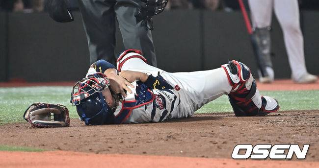[OSEN=부산, 이석우 기자] 28일 부산 사직야구장에서 2025 신한 SOL 뱅크 KBO 리그 롯데 자이언츠와 KT 위즈의 경기가 열렸다. 홈팀 롯데는 감보아가, 방문팀 KT는 헤이수스가 선발 출전했다.롯데 자이언츠 유강남이 5회초 2사 KT 위즈 안현민의 파울 타구에 목 부위를 맞고 괴로워하고 있다. 2025.08.28 / foto0307@osen.co.kr