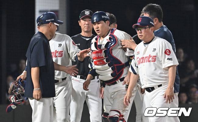 [OSEN=부산, 이석우 기자] 28일 부산 사직야구장에서 2025 신한 SOL 뱅크 KBO 리그 롯데 자이언츠와 KT 위즈의 경기가 열렸다. 홈팀 롯데는 감보아가, 방문팀 KT는 헤이수스가 선발 출전했다.롯데 자이언츠 유강남이 5회초 2사 KT 위즈 안현민의 파울 타구에 목 부위를 맞고 교체되고 있다. 2025.08.28 / foto0307@osen.co.kr