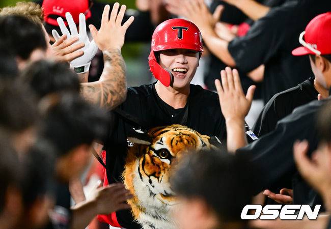 [OSEN=수원, 박준형 기자]  29일 오후 수원 KT위즈파크에서 ‘2025 신한 SOL BANK KBO리그’ KT 위즈와 KIA 타이거즈의 경기가 진행됐다.이날 경기에 KT는 패트릭을, KIA는 네일을 선발투수로 내세웠다. 6회초 1사 1,2루 KIA 오선우가 역전 3점 홈런을 날리고 동료들의 축하를 받고 있다.  2025.08.29 / soul1014@osen.co.kr