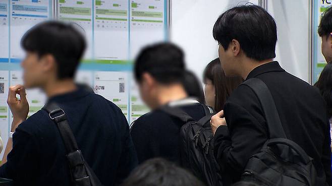 취업 공고 둘러보는 구직자들