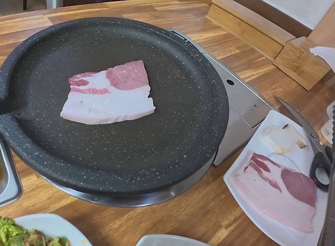 지난달 19일 유튜브에 올라온 울릉도의 한 고깃집 식사 장면. 꾸준 유튜브 채널 캡처