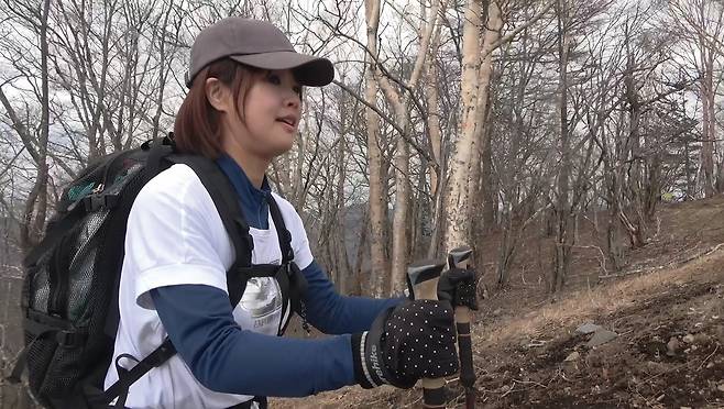 어린 시적 마쓰모토 리카와 옴진리교 교수 아사하라 쇼코. 다큐멘터리&nbsp;‘내가 그의 딸이다’의 한 장면