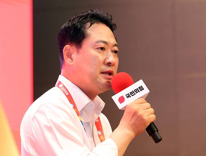 장동혁 국민의힘 대표가 29일 오전 인천 중구 인천국제공항공사 항공교육원에서 열린 2025 국민의힘 국회의원 연찬회에서 마무리 발언을 하고 있다.&nbsp; &nbsp; 뉴시스