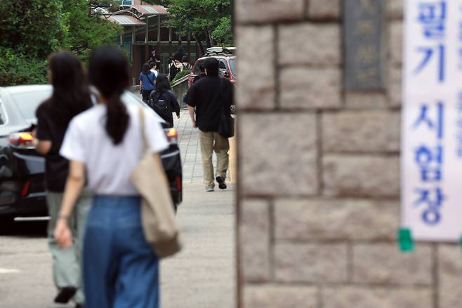 2025년 지방공무원 9급 공·경채 필기시험이 치러진 지난 6월21일 오전 서울 중구 장충중·고등학교로 응시생들이 들어가고 있다. 뉴스1