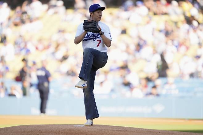 손흥민이 28일(한국시간) 미국 캘리포니아주 로스앤젤레스(LA) 다저스타디움에서 열린 미국프로야구 메이저리그(MLB) LA 다저스와 신시내티 레즈의 경기에서 시구자로 마운드에 올라 공을 던지고 있다. 로스앤젤레스 AP 연합뉴스