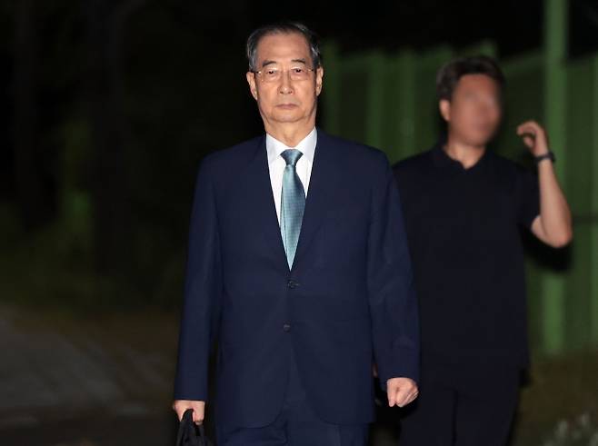 서울구치소 나서는 한덕수 전 총리 - 윤석열 전 대통령의 내란 방조 및 위증 등 혐의를 받는 한덕수 전 국무총리가 27일 구속영장이 기각돼 경기도 의왕 서울구치소를 나서고 있다.  연합뉴스