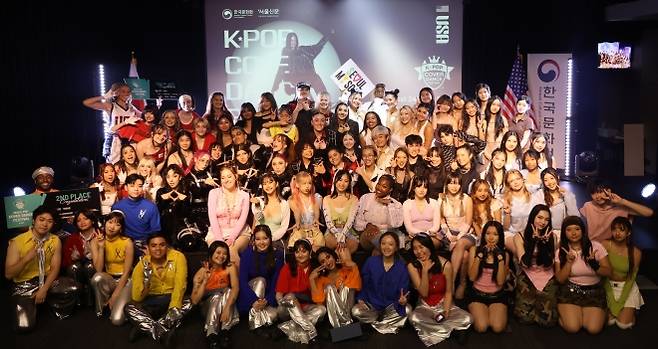 ‘K팝 커버댄스 페스티벌 인 USA’를 마친 전체 참가자가 기념 촬영을 하고 있다. 주LA한국문화원 제공.