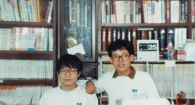 1989년 2월, 책마을 시절에 함께 일했던 청년 여태훈과 청년 강성호(왼쪽부터).ⓒ강성호 제공.