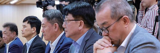 최준영 기아 사장, 이희근 포스코 사장, 서강현 현대제철 사장, 노진율 HD현대중공업 사장, 정인섭 한화오션 사장(왼쪽부터)이 8월21일 서울 중구 서울지방고용노동청에서 열린 '고용노동부-철강·조선·자동차 기업 CEO 간담회'에서 권창준 고용노동부 차관의 '노란봉투법(노조법 2·3조 개정안)' 관련 발언을 듣고 있다. ⓒ연합뉴스