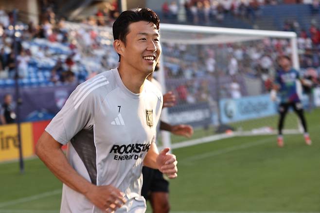 LAFC 손흥민이 24일 댈러스전에 앞서 밝은 표정으로 워밍업을 하고 있다. AFP연합뉴스