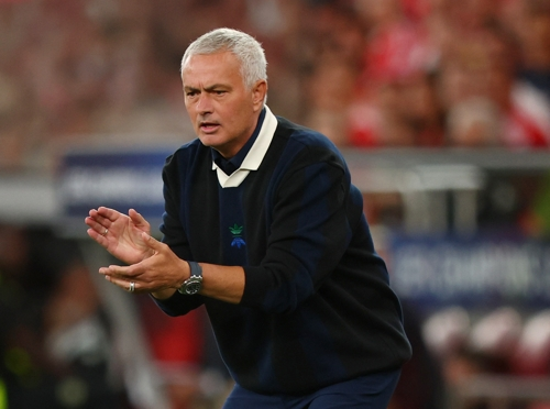 페네르바체 조제 모리뉴 감독이 28일 벤피카와의 유럽챔피언스리그 플레이오프 2차전에서 선수들을 독려하고 있다. 로이터연합뉴스