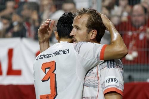 28일 포칼컵 경기에서 서로 껴안고 있는 김민재(좌), 해리 케인(우). 로이터연합뉴스