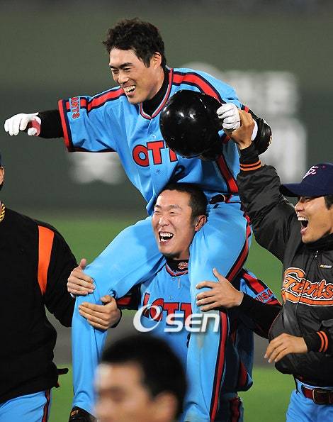 조성환 두산 감독대행이 선수 시절인 2008년 오승환에게 끝내기 안타를 때려내고 기쁨을 나누고 있다.