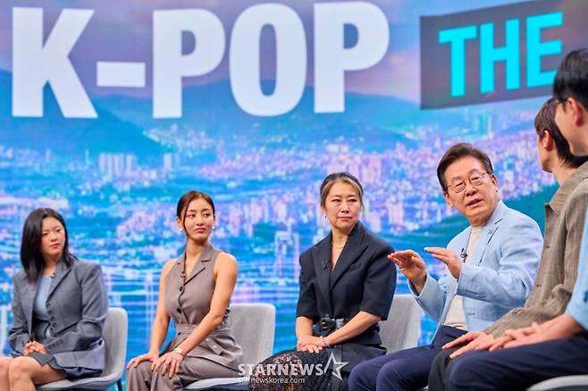 (서울=뉴스1) 허경 기자 = 이재명 대통령이 20일 서울 서초동 아리랑국제방송에서 녹화되는 특별 프로그램 '케이팝 더 넥스트 챕터(K-Pop:The Next Chapter)'에 출연해 넷플릭스 애니메이션 '케이팝 데몬 헌터스'(케데헌) 메기 강 감독, 걸그룹 트와이스 멤버들과 K팝 산업의 미래에 관해 논의하고 있다. (대통령실 제공. 재판매 및 DB 금지) 2025.8.20/뉴스1  Copyright (C) 뉴스1. All rights reserved. 무단 전재 및 재배포,  AI학습 이용 금지. /사진=(서울=뉴스1) 허경 기자