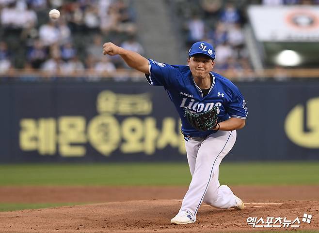 28일 오후 서울 송파구 잠실야구장에서 열린 '2025 신한 SOL Bank KBO리그' 삼성 라이온즈와 두산 베어스의 경기, 1회말 삼성 선발 최원태가 공을 힘차게 던지고 있다. 엑스포츠뉴스 DB