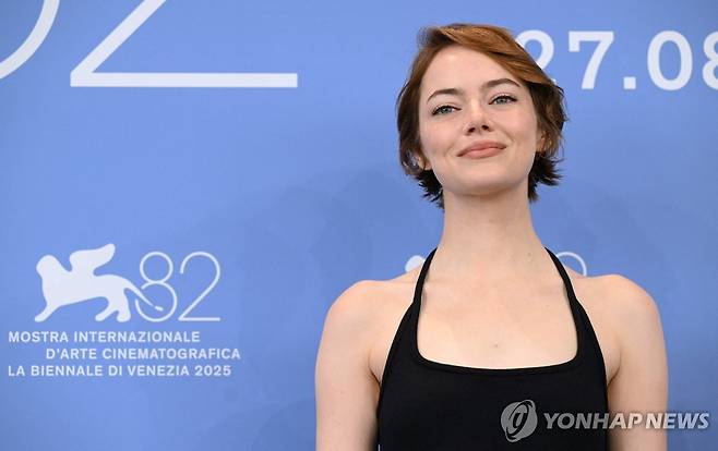 영화 '부고니아'의 배우 에마 스톤 (AFP=연합뉴스) 28일(현지시간) 이탈리아 베네치아에서 열리고 있는 제82회 베네치아영화제에서 영화 '부고니아'의 주연 배우 에마 스톤이 포즈를 취하고 있다. 2025.08.28.