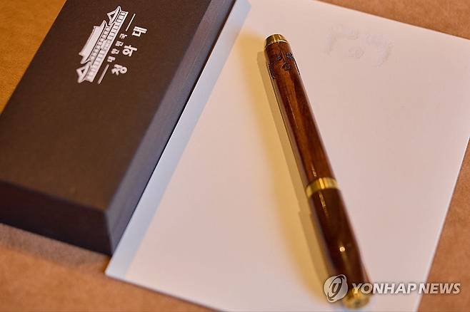 한미정상회담, 이재명 대통령의 선물 '펜' (워싱턴=연합뉴스) 대통령실이 25일(현지시간) 공개한 한미 정상회담을 위해 이재명 대통령이 준비한 선물.
    명장이 제작한 금속 거북선, 국산 골드파이브 수제 맞춤형 퍼터, 카우보이 마가 모자, 펜 등이다. 펜은 선물이 아닌 이 대통령의 서명용이었지만 트럼프 대통령의 요청으로 즉석에서 선물했다. 2025.8.29 [대통령실 제공. 재판매 및 DB 금지] xyz@yna.co.kr